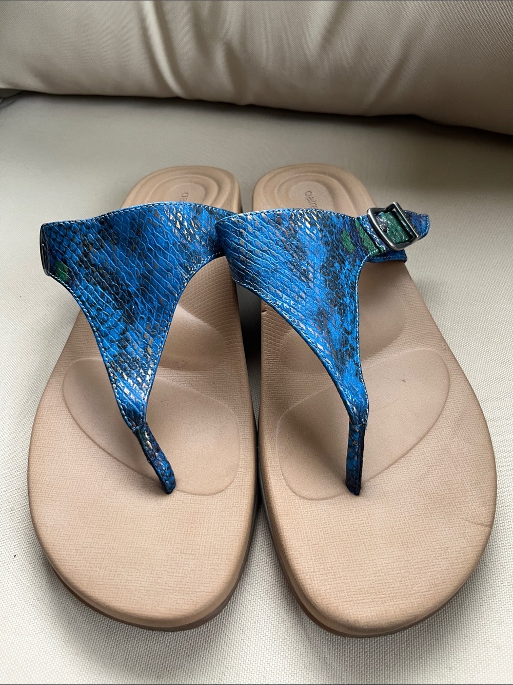 Aetrex Rita Women’s Toe-Post Sandal in Blue Faux-Snake Print - Picture 2 of 9